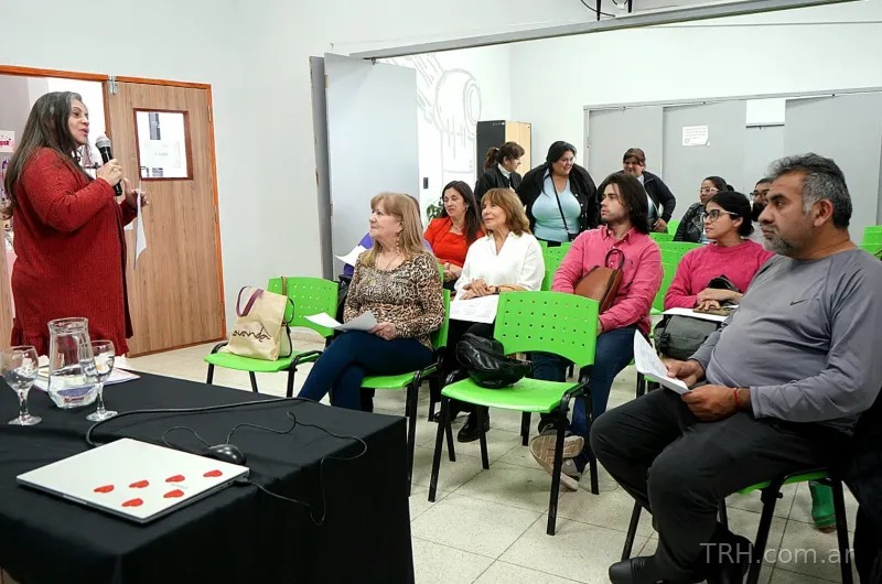 Disertación sobre el legado de próceres en la Escuela de Robótica