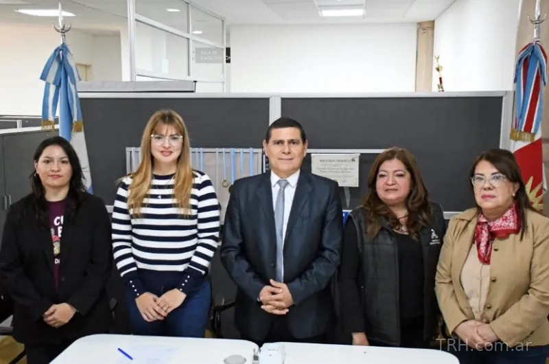 Estudiantes y docentes exponiendo proyectos científicos en el predio del Nodo Tecnológico