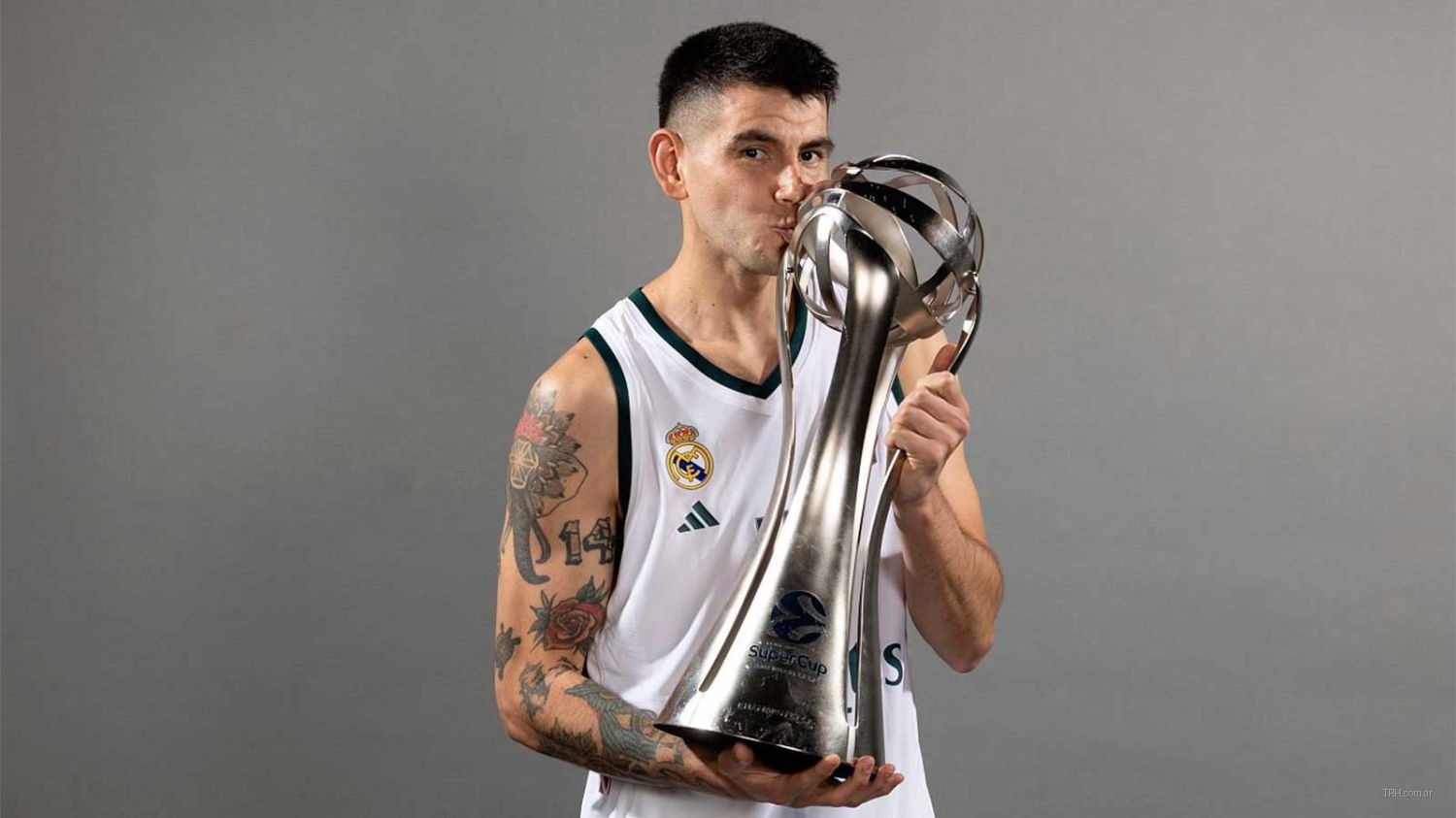 Gabriel Deck en acción con la camiseta de Real Madrid durante la Supercopa de la Euroliga