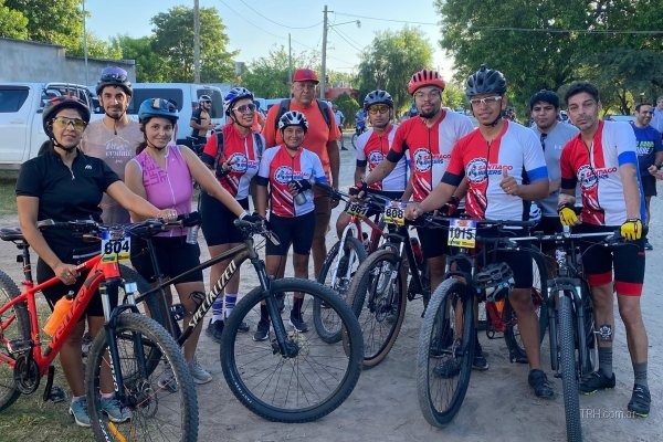 Familias y niños recorriendo las calles y el parque Aguirre en bicicletas y triciclos.