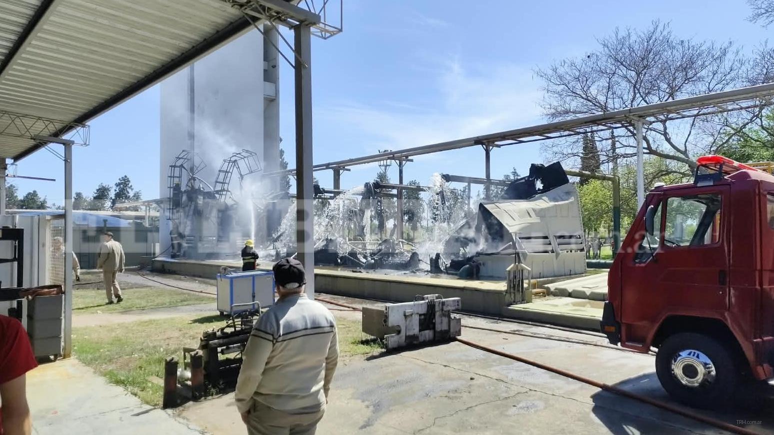 Restos de las viviendas destruidas por las llamas en el barrio Rincón Viejo