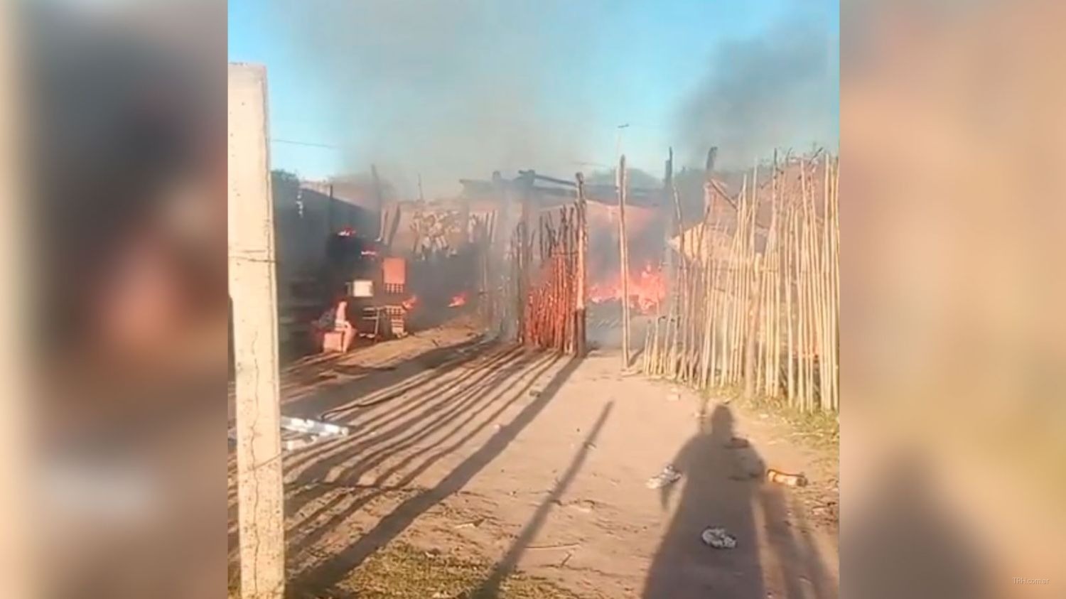 Jornada de alarma en La Banda por dos incendios: fuego en Coteminas y familias que perdieron todo