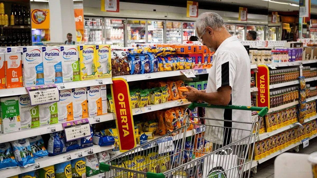 Góndolas de supermercado con exhibición de precios al consumidor