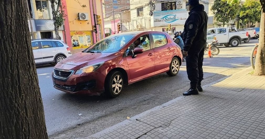 Investigan la muerte de un motociclista que chocó con un móvil policial y falleció horas después en su casa