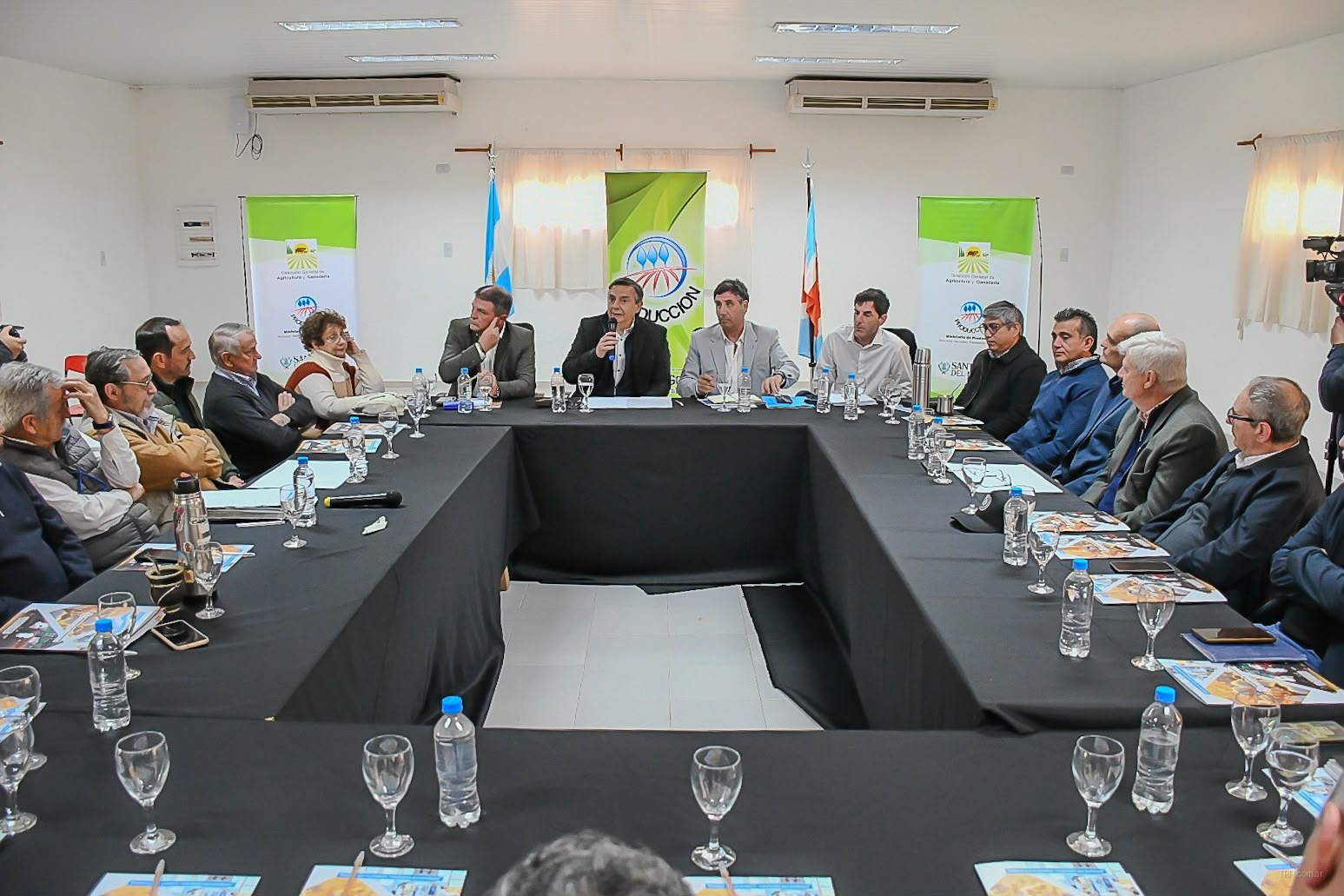 Autoridades y productores reunidos en el Vivero San Carlos debatiendo la actualidad algodonera.