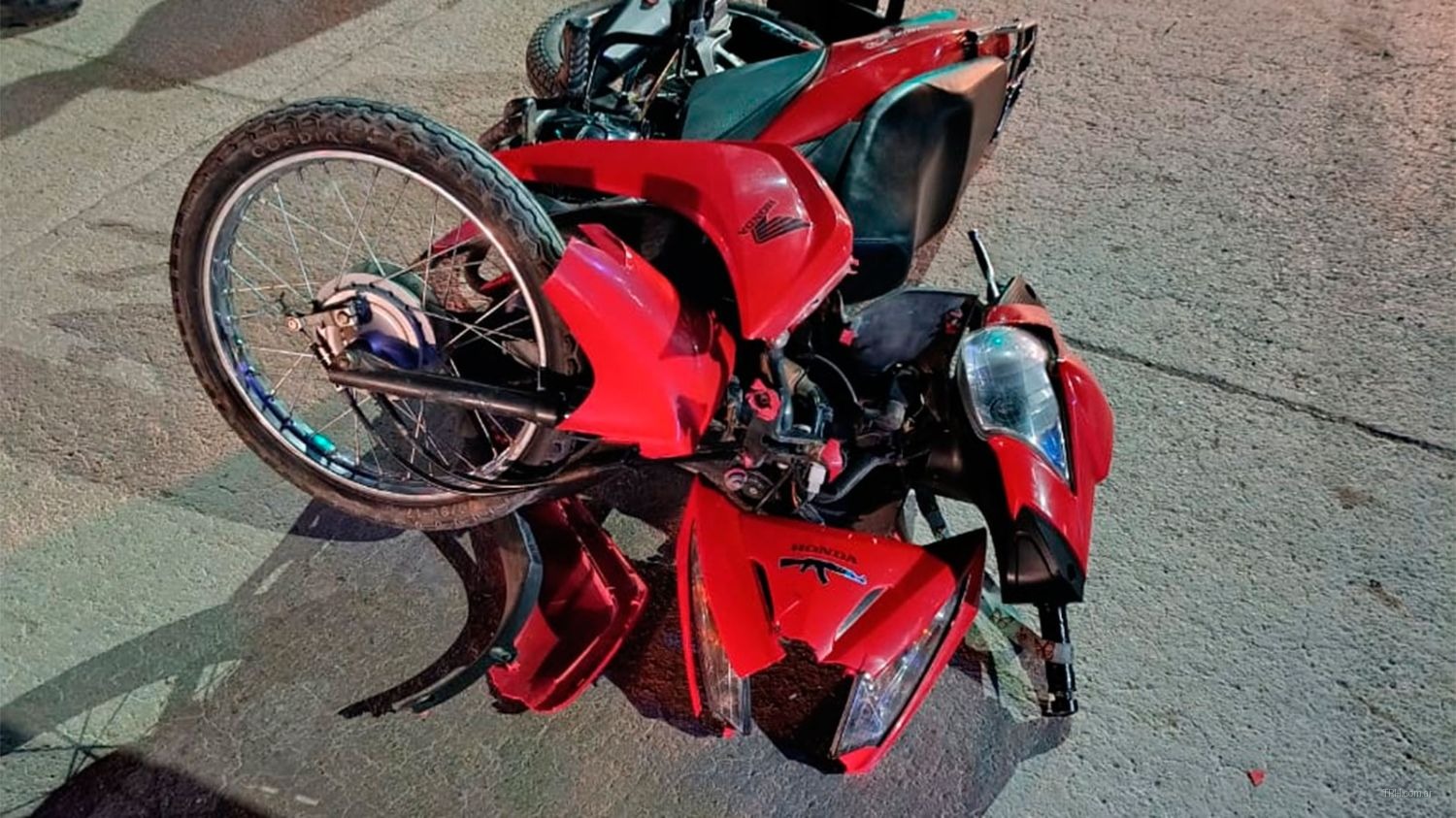 Personal policial ordenando el tránsito vehicular en los accesos hacia el Puente Nuevo