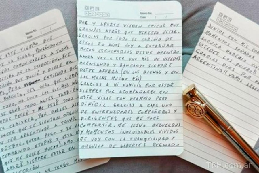 Carta manuscrita de despedida de Lionel Messi junto a una lapicera