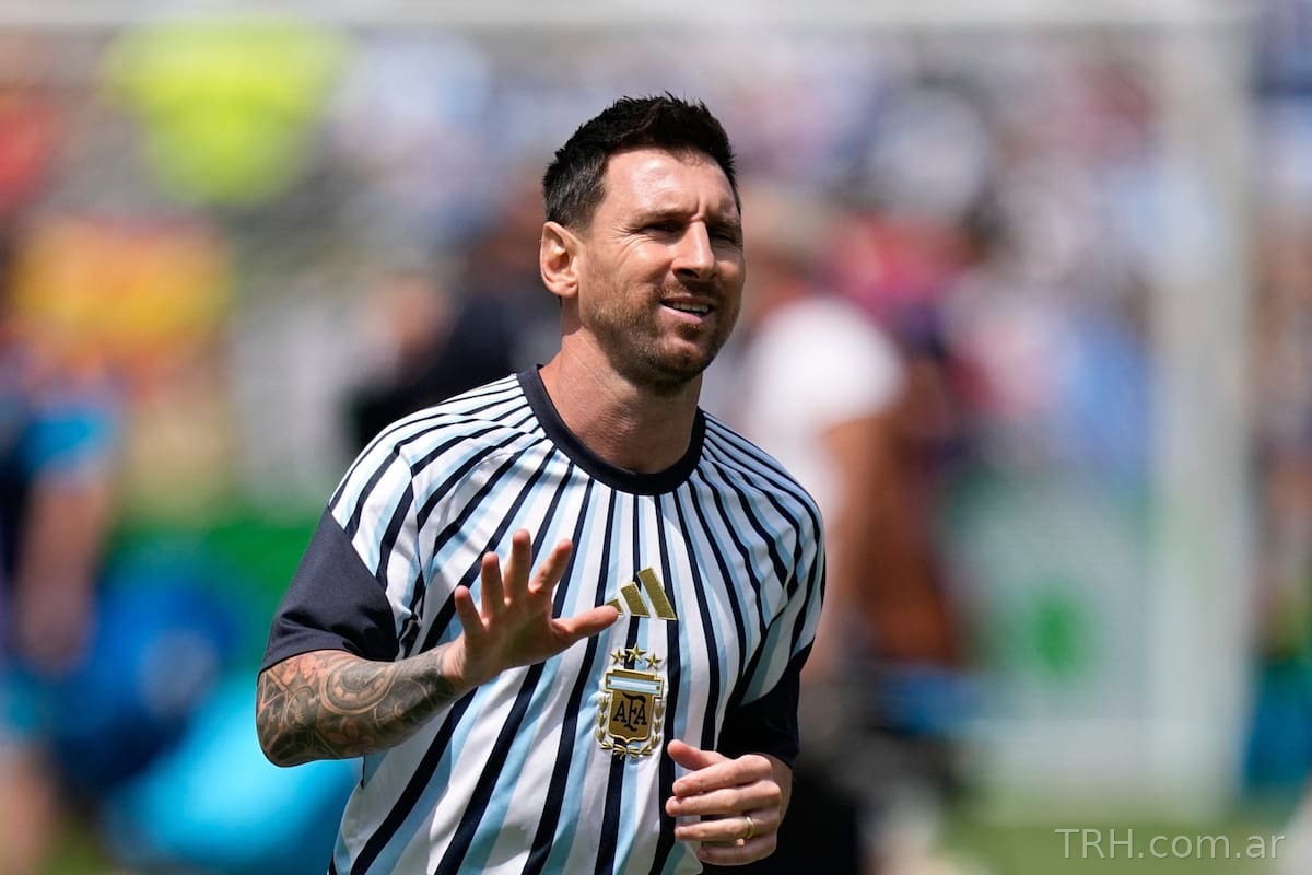 Compañeros de la Selección argentina saludando a Lionel Messi