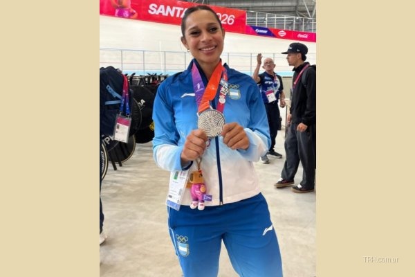 La ciclista santiagueña Natalia Vera con la medalla de plata en los Juegos Suramericanos Santa Fe 2026