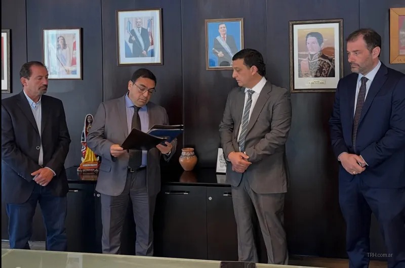 El ministro de Economía Jorge Murad toma juramento a las nuevas autoridades de Comercio y del Hipódromo.