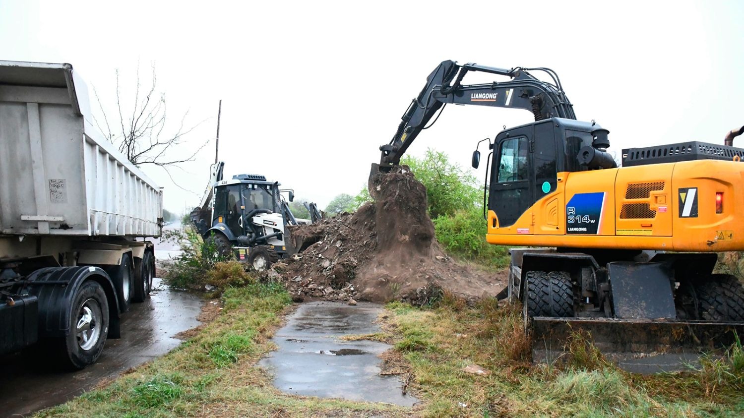 Operarios municipales realizando obras de infraestructura en bocas de tormenta