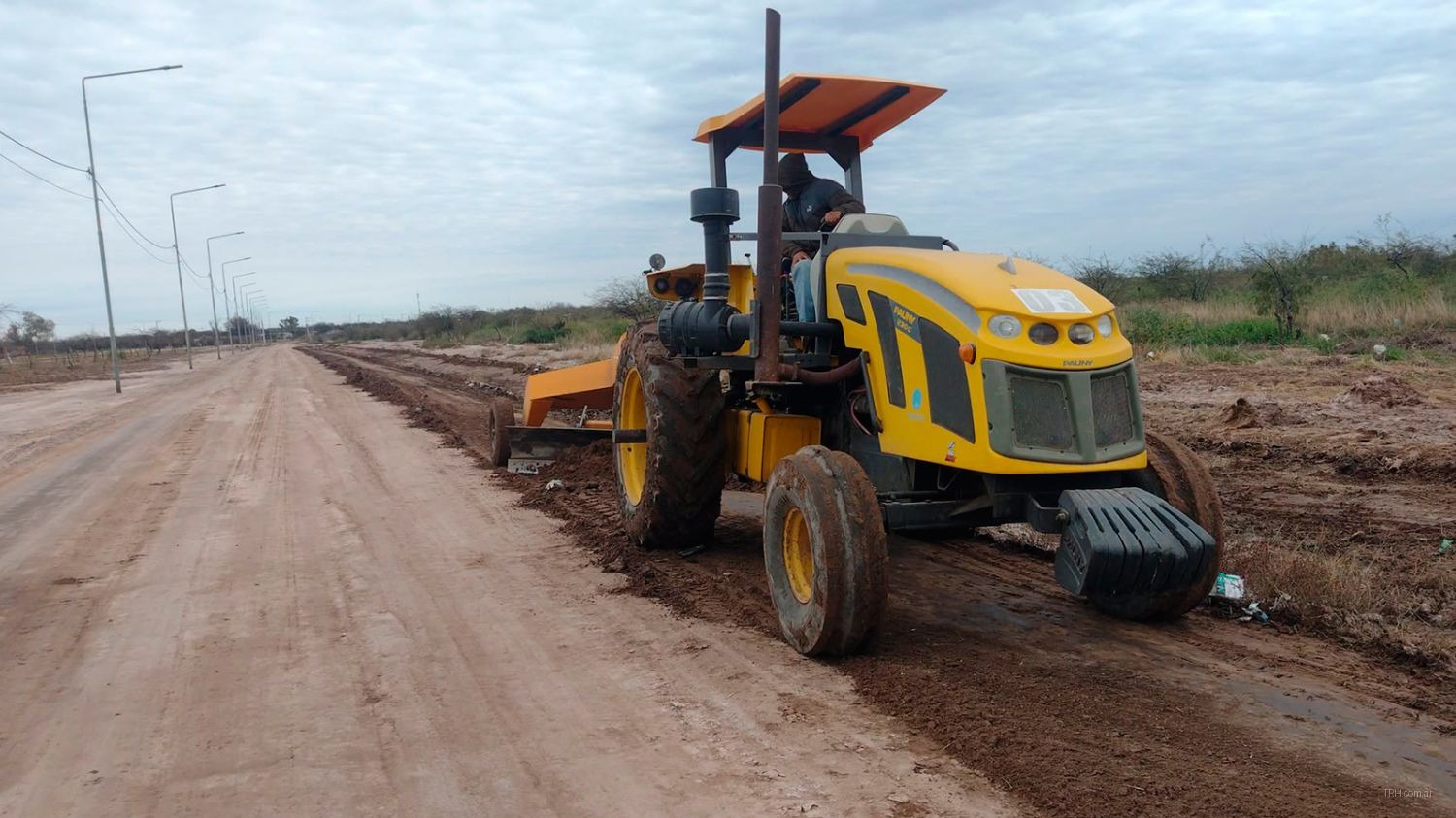 Maquinaria pesada realizando tareas de limpieza y ensanchamiento de canales de desagüe