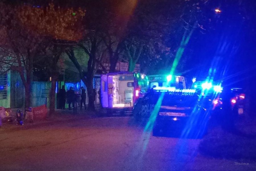Patrullero policial con el parabrisas dañado tras ser atacado a pedradas