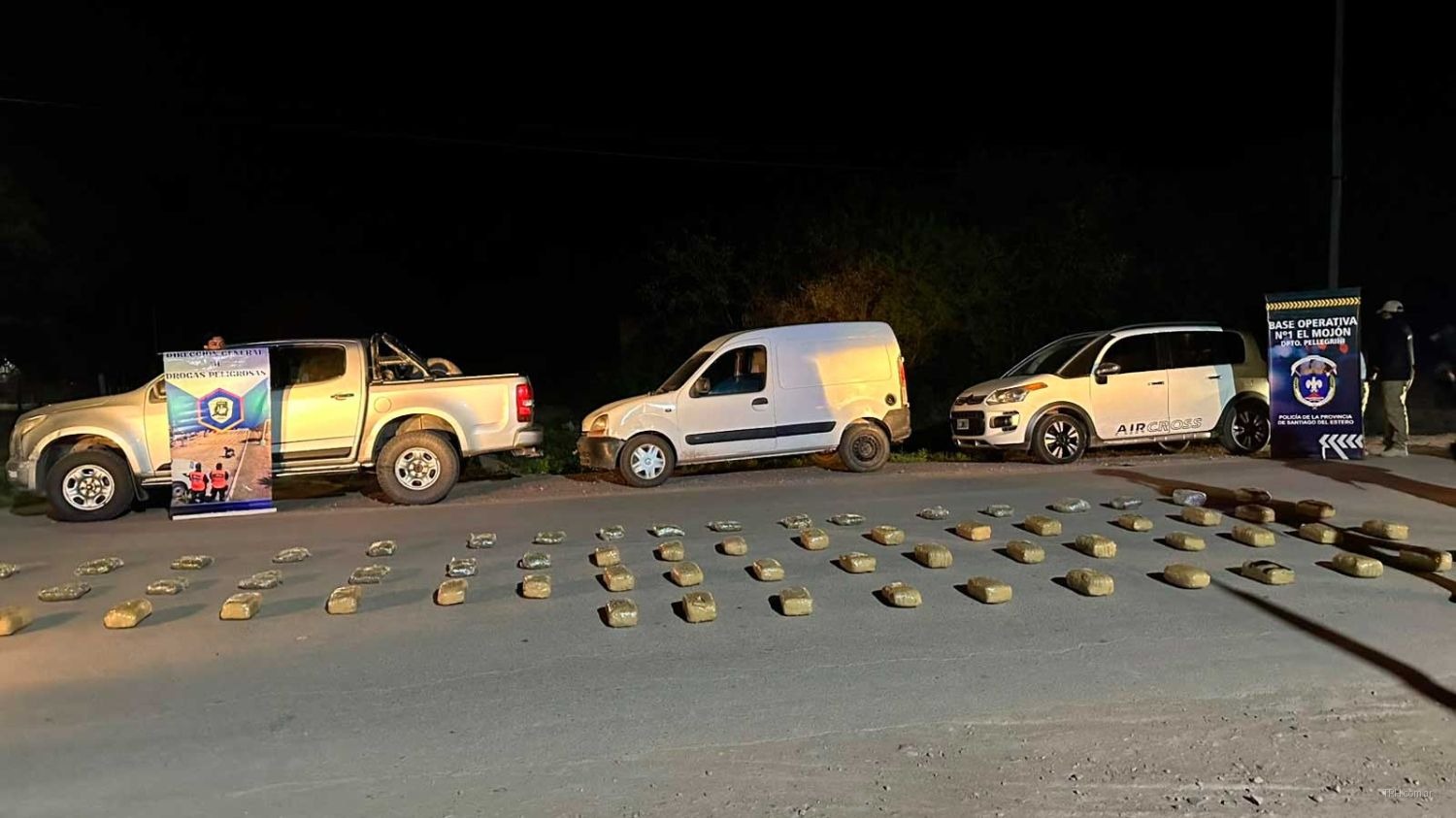 Camioneta y vehículos interceptados durante el operativo sobre la ruta provincial