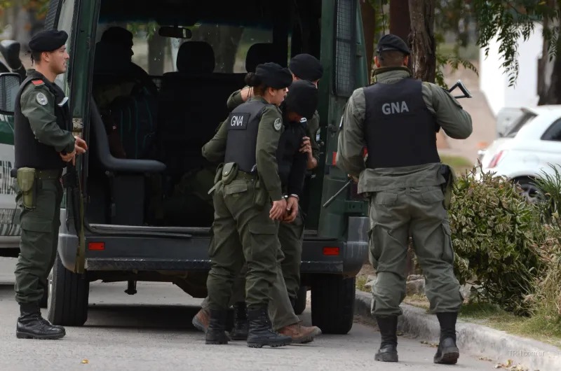 Efectivos de seguridad durante los procedimientos de secuestro de estupefacientes en Santiago del Estero.
