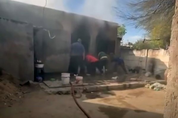 Foco ígneo nocturno en zona montuosa del departamento Banda cerca del río