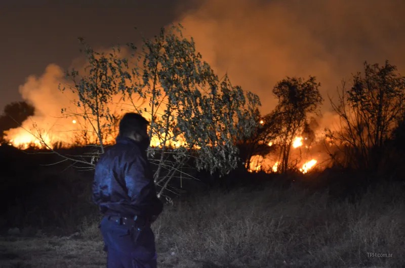 Bomberos sofocan incendio de pastizales en un baldío del barrio Lomas del Golf