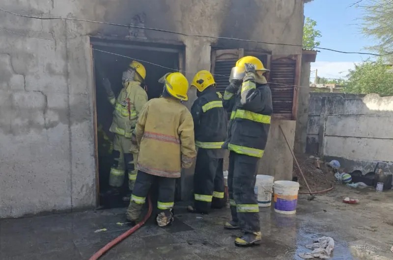 Dotaciones de bomberos trabajan en la contención de incendios en zonas urbanas y pastizales