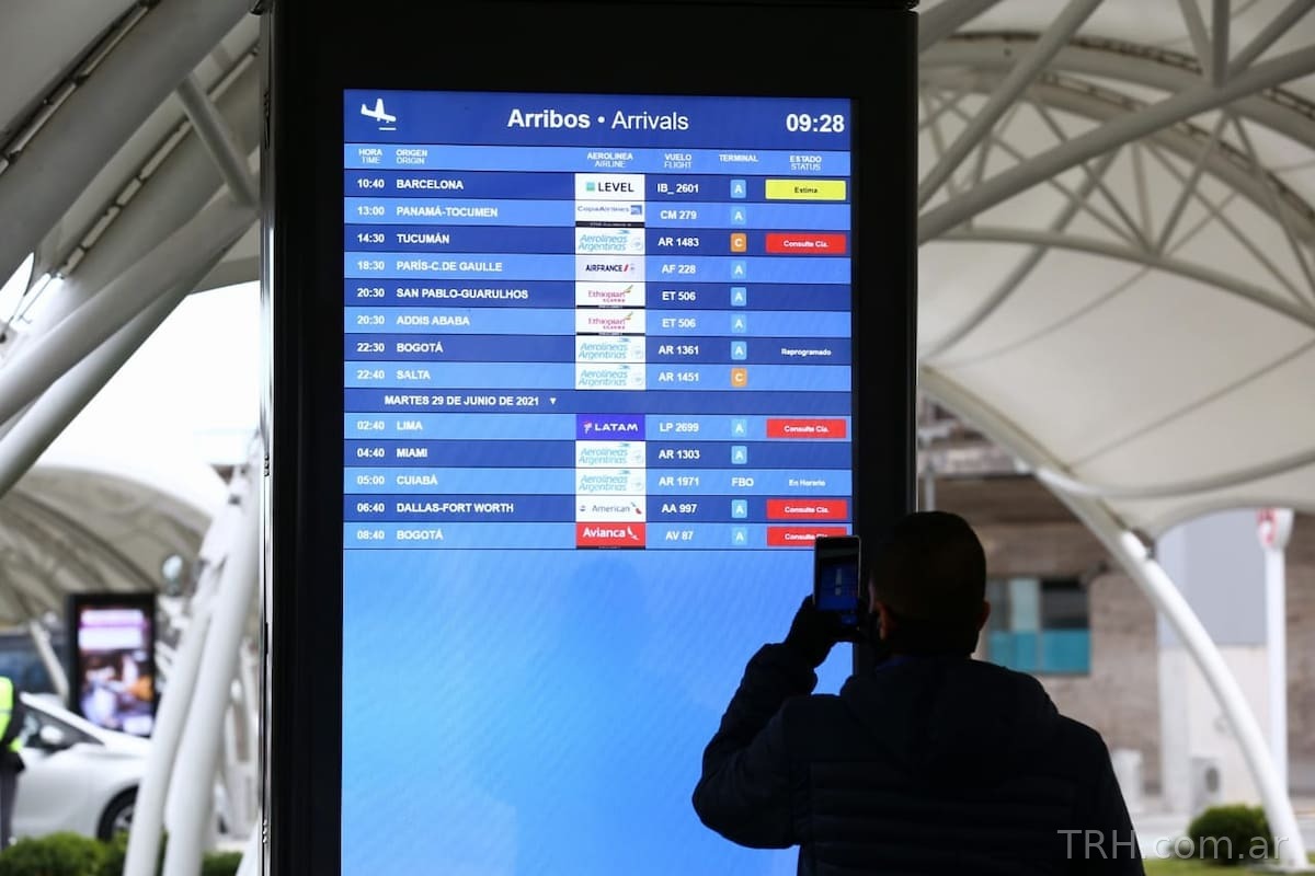 Panel de partidas y arribos en un aeropuerto con estado de vuelos demorados y cancelados
