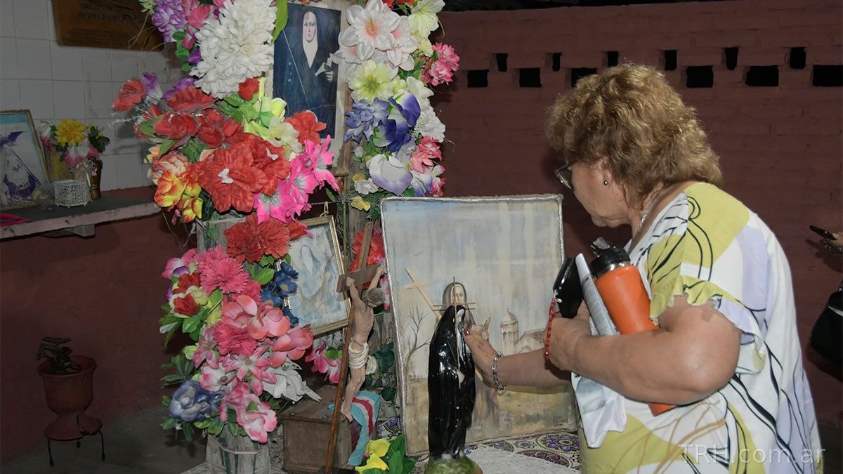 Fieles y familias santiagueñas reunidos durante la peregrinación a Mama Antula