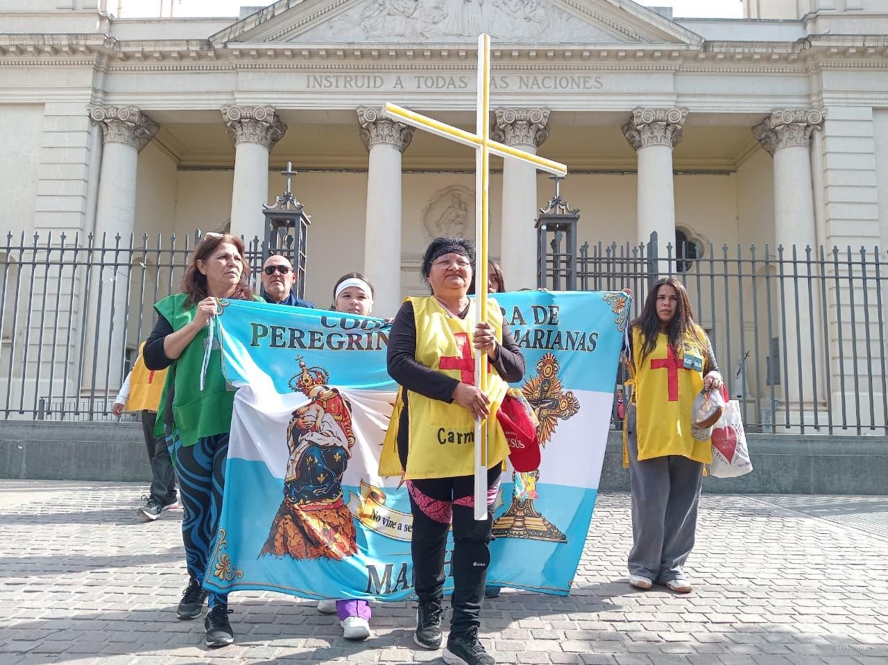 Fieles reunidos frente a la Catedral Basílica antes de iniciar la peregrinación