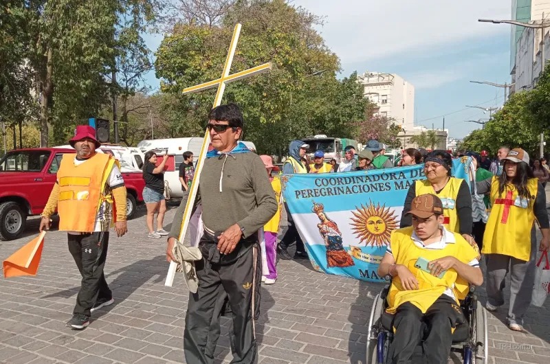 Peregrinos santiagueños caminan por la ruta hacia el santuario de Villa Mailín