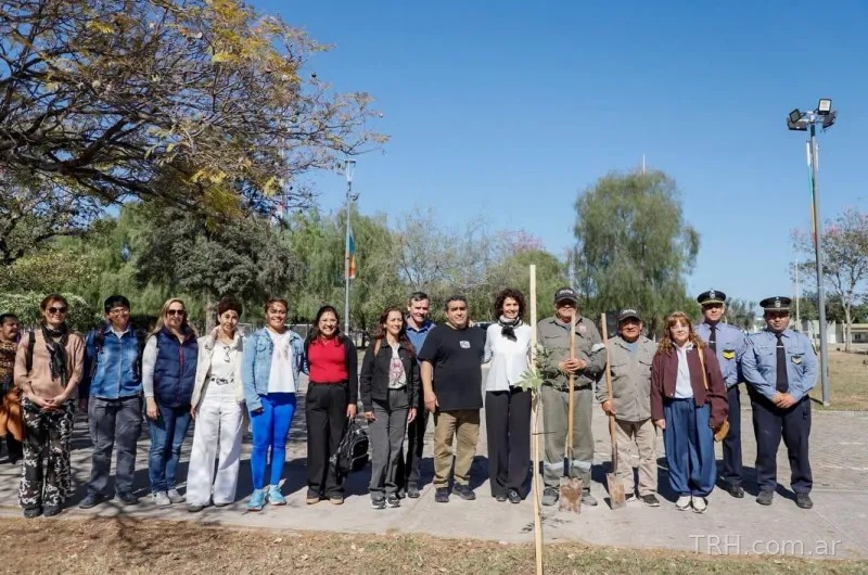 Jornada de forestación ambiental Plantá y Cantá en la Plaza de la Salud de Las Termas.