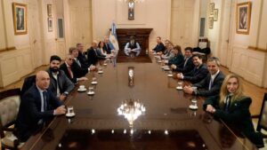 El Presupuesto 2027 propone frenar la movilidad automática de la AUH y las asignaciones familiares