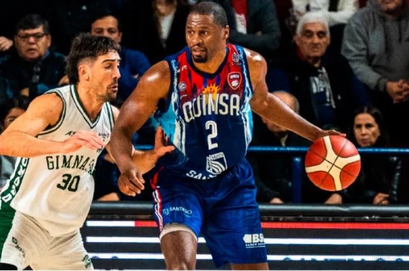 Tyren Johnson en acción de juego durante un partido de Quimsa en la Liga Nacional