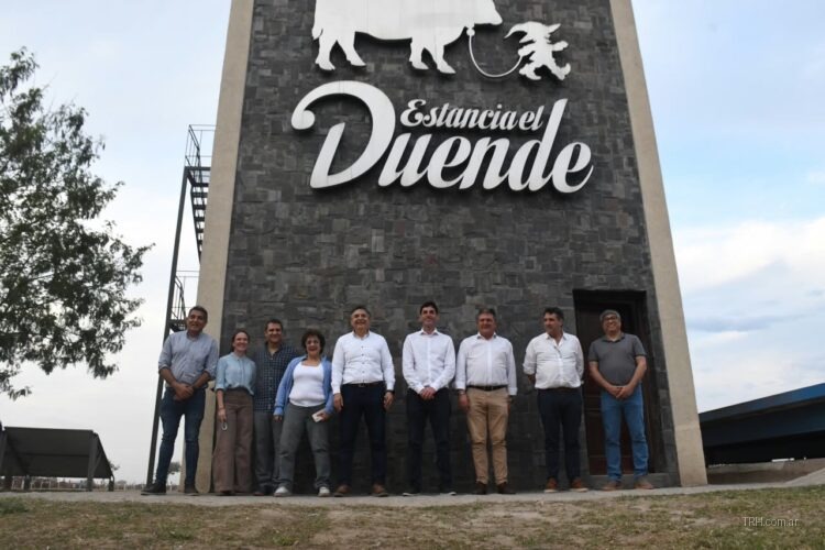 Autoridades nacionales y provinciales recorren las instalaciones del feedlot en la estancia El Duende de Fernández