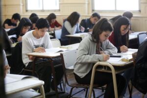 Pruebas PISA 2025: Argentina registró su nivel más bajo en dos décadas y retrocedió en todas las áreas