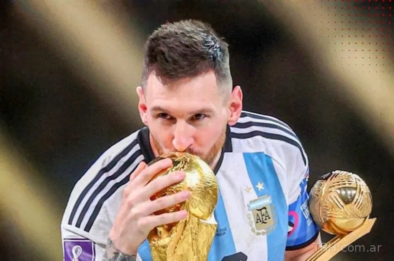 Hinchas y vecinos manifestando su agradecimiento a Lionel Messi tras su anuncio
