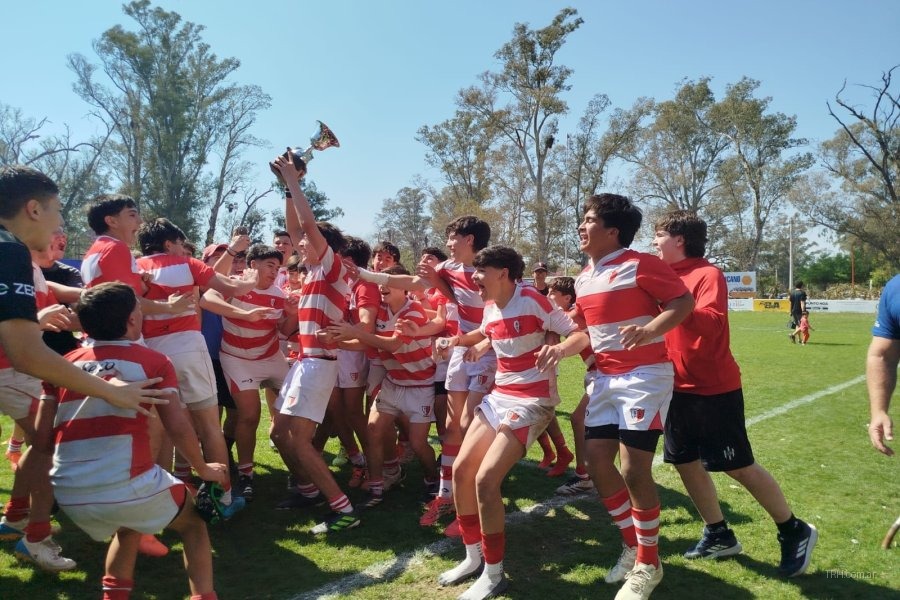 Festejos del plantel M15 de Santiago Lawn Tennis tras consagrarse campeón