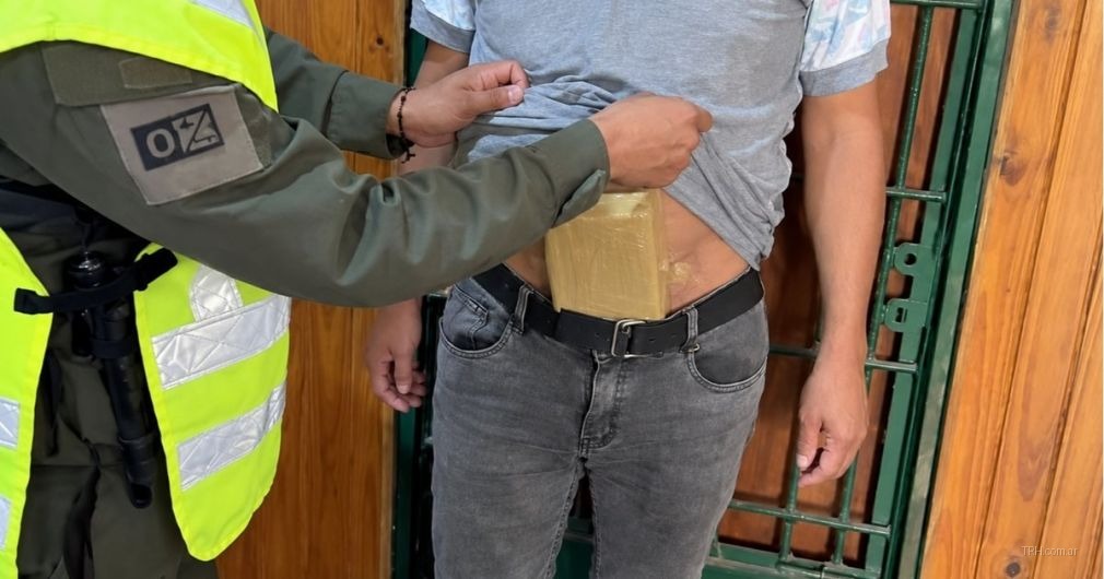 Gendarmería Nacional inspecciona paquetes de cocaína secuestrados en un control sobre la Ruta Nacional 34