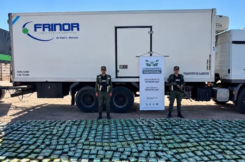 Bultos con hojas de coca incautados valuados en más de 32 millones de pesos.