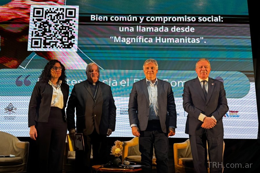 Panelistas dialogando sobre el impacto de la inteligencia artificial y el trabajo