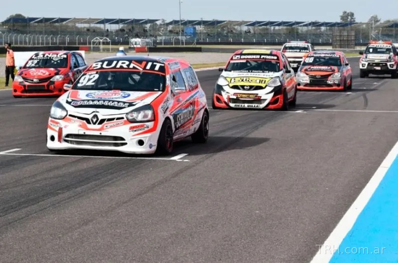 Autos de competición girando en el circuito del Autódromo Internacional de Las Termas de Río Hondo.