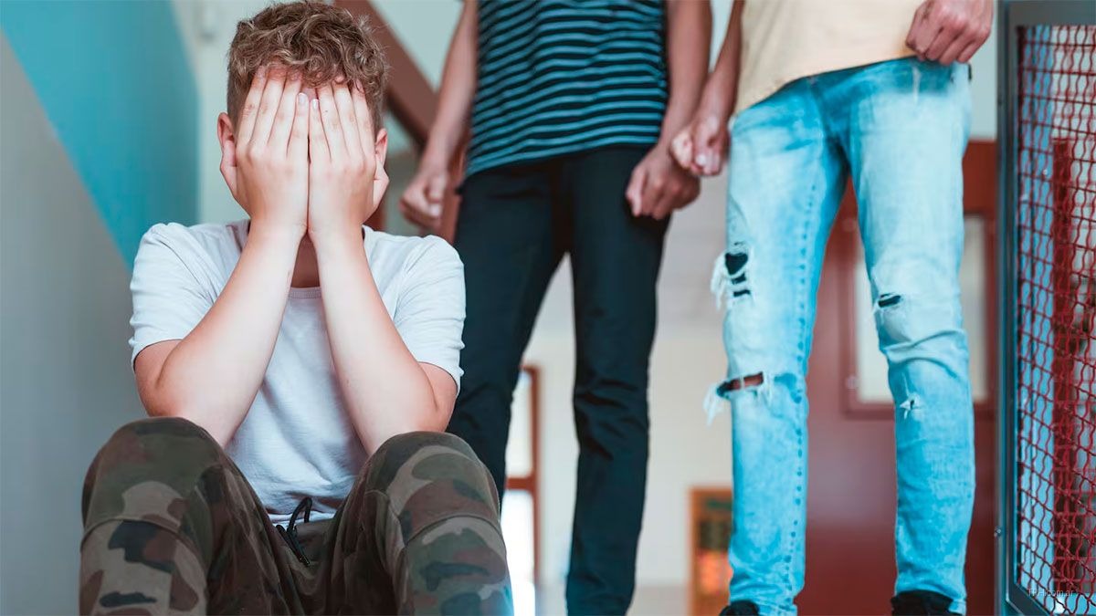 Fachada de un establecimiento educativo provincial donde se tramitan denuncias por violencia y acoso