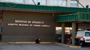 Una mujer sufrió traumatismo de cráneo tras ser atacada con un palo por su esposo en el barrio Siglo XX