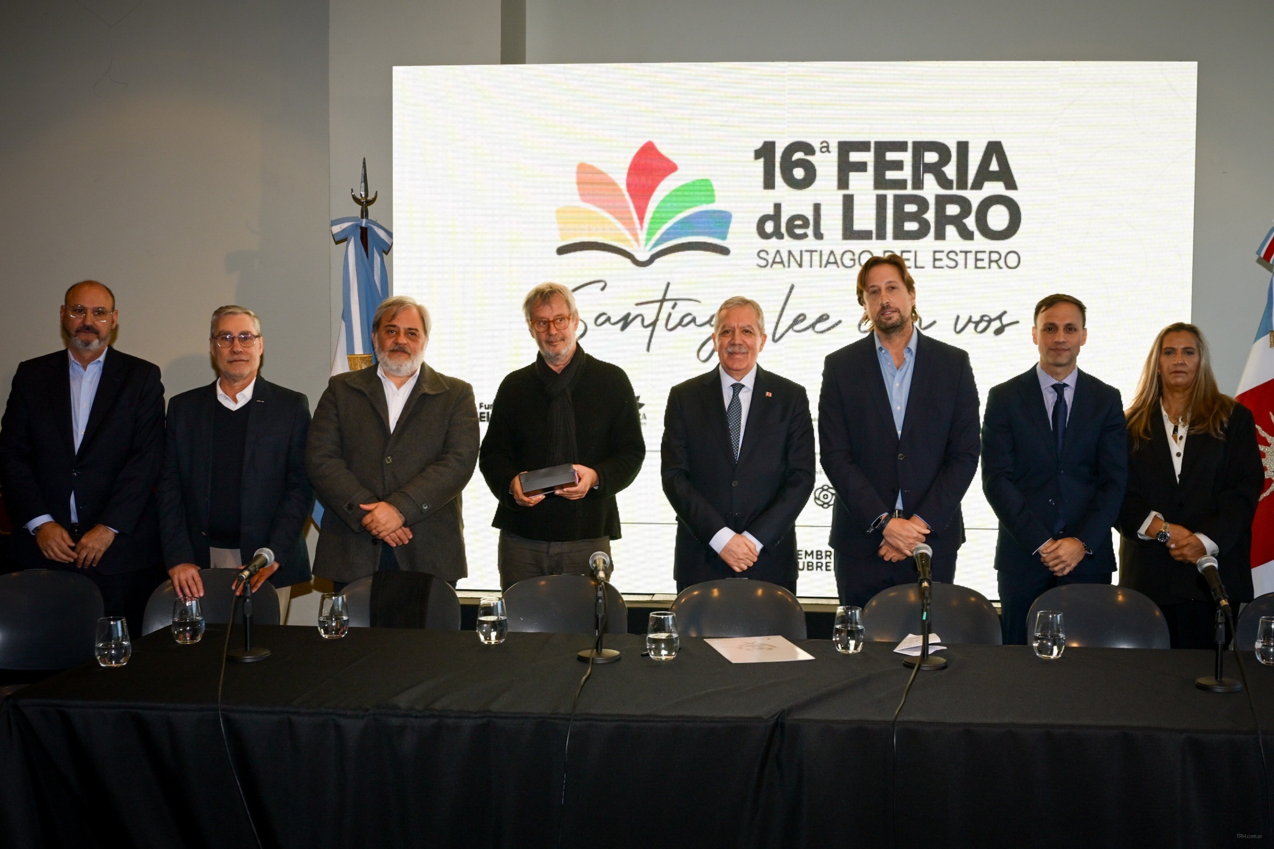 Público recorriendo los pasillos y stands de la 16ª Feria del Libro en Santiago del Estero