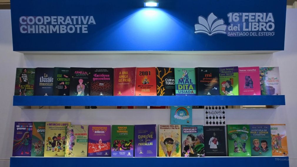 Estudiantes y familias recorren los stands de la Feria Provincial del Libro en el Fórum.