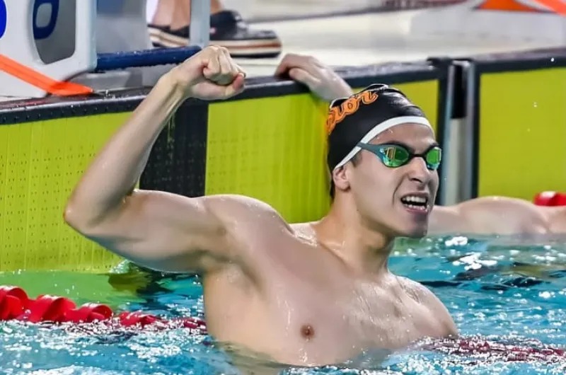 Matías Sosa González en el podio del Campeonato Nacional de Natación en Buenos Aires