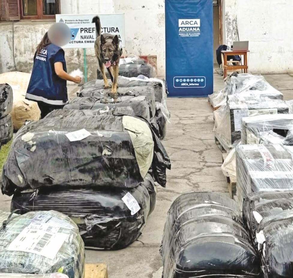 Inspección de un camión de encomiendas interceptado sobre la Ruta Nacional 9 en Las Termas de Río Hondo